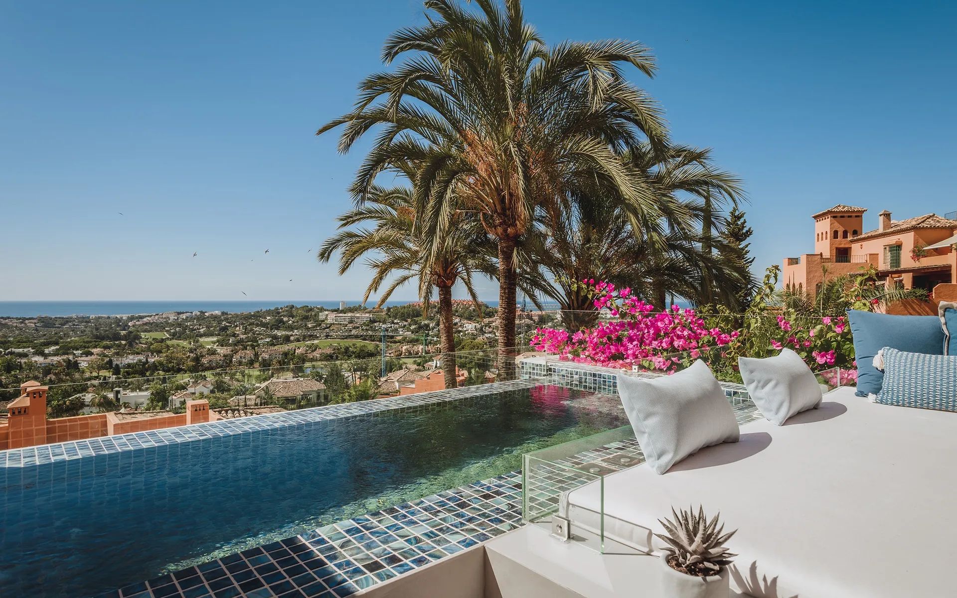 Spectaculaire duplex penthouse op prestigieuze locatie - ontdek dit volledig gerenoveerde duplex penthouse met een panoramisch uitzicht op de zee foto {{pictureIndex}}