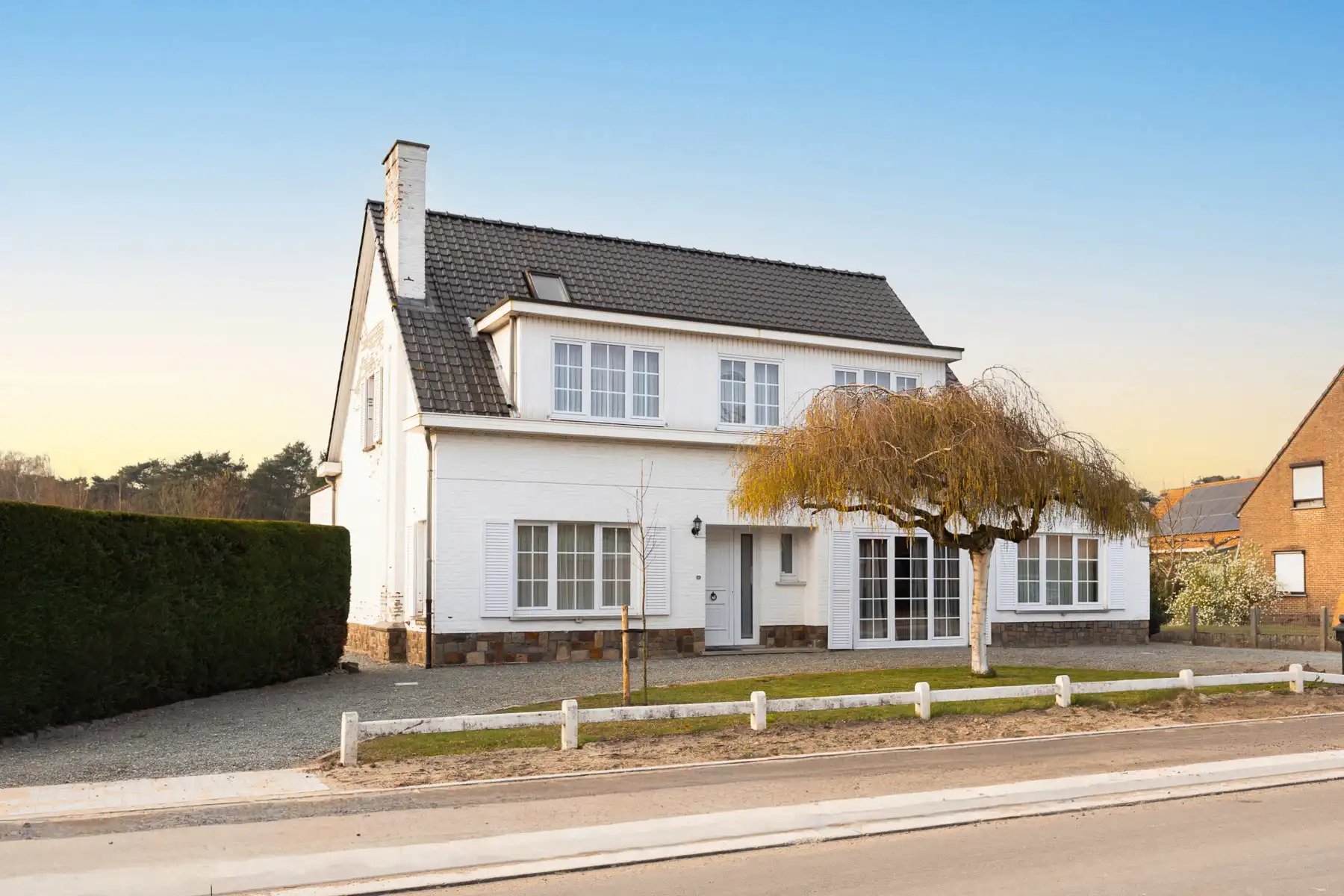 Ruime woonst met tuin, studio en veel parkeermogelijkheid foto 2