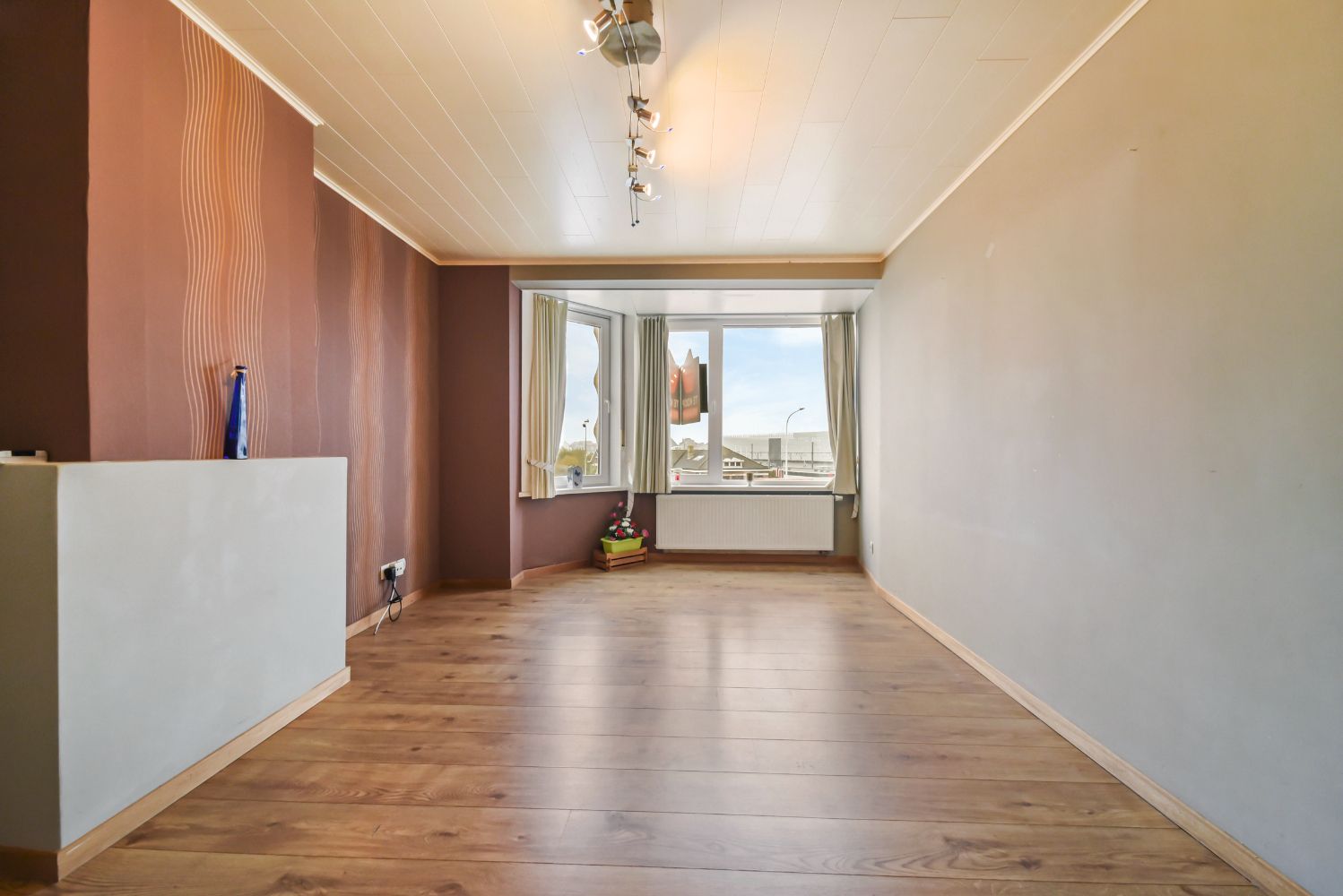 Licht op te frissen twee slaapkamer appartement op een uitstekende locatie foto 3