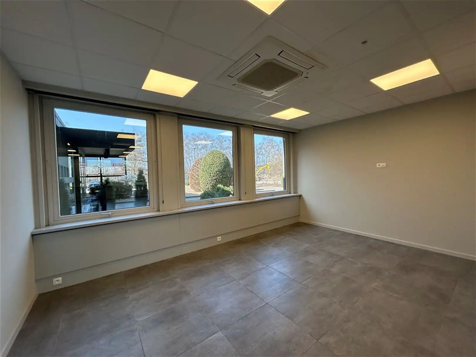 Multifunctioneel kantoorgebouw met veel parking te Houthalen foto 12