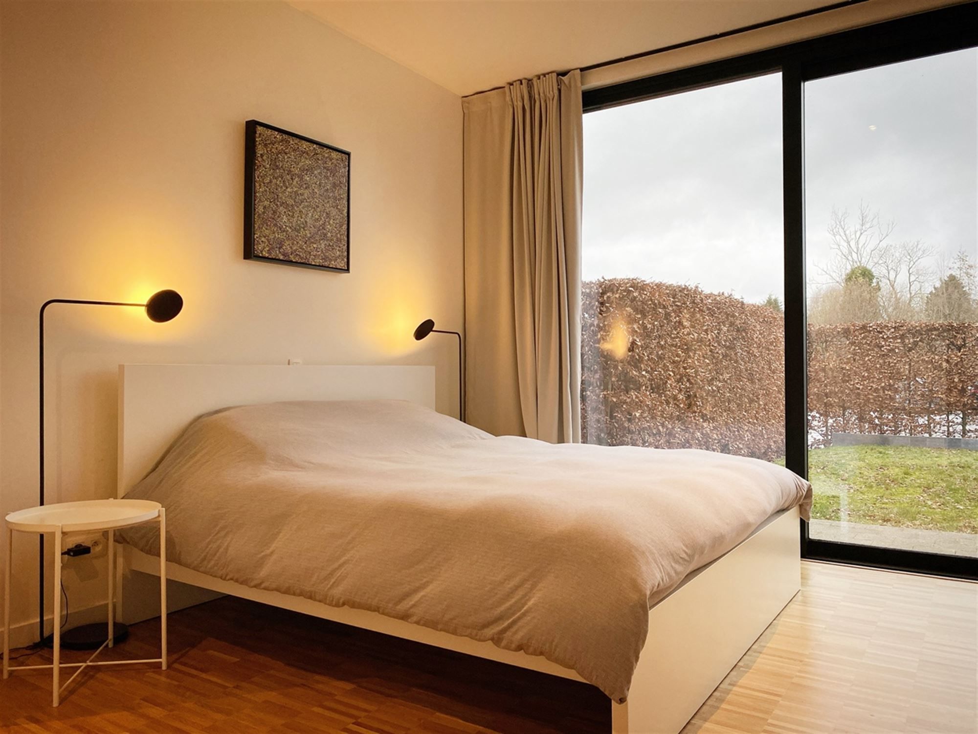 Aangenaam kwalitatief APPARTEMENT (gelijkvloers) met 2 slpks, tuintje/terras, ruime garage (tot 2 wagens) en kelderberging foto 9