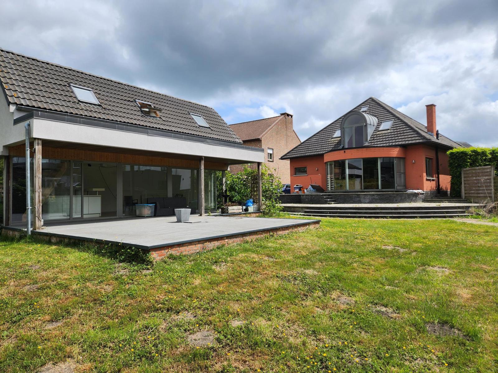 Ruime op te frissen villa met zicht op de weides met tof bijgebouw foto 4