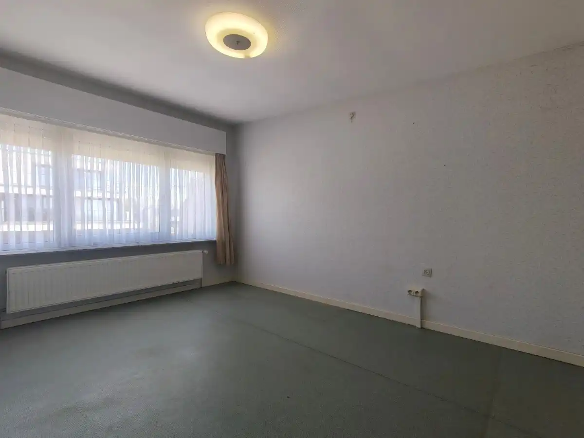 Zonnebeke - Ruime halfopen woning met 4 slaapkamers, bureel en grote tuin foto 9