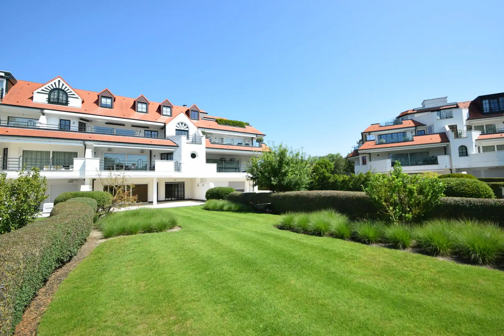 Zonovergoten tuin appartement met groot terras en prachtige tuin gelegen in het exclusieve domein Tennis Gardens. foto 25