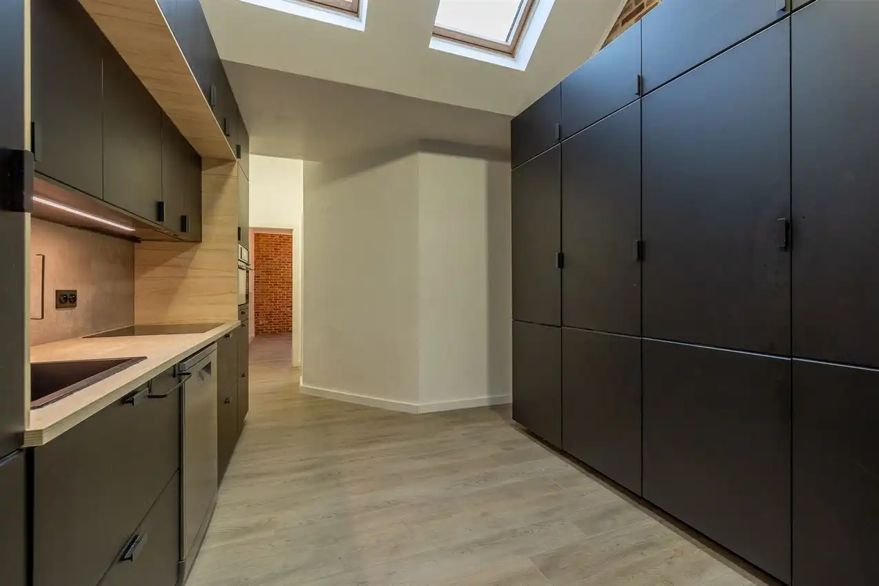 Stijlvol gerenoveerde stadswoning met 3 slk foto 8