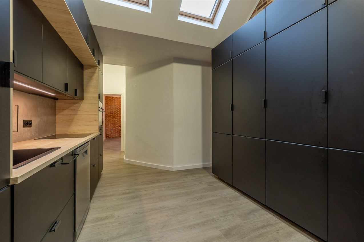 Stijlvol gerenoveerde stadswoning met 3 slk foto 8