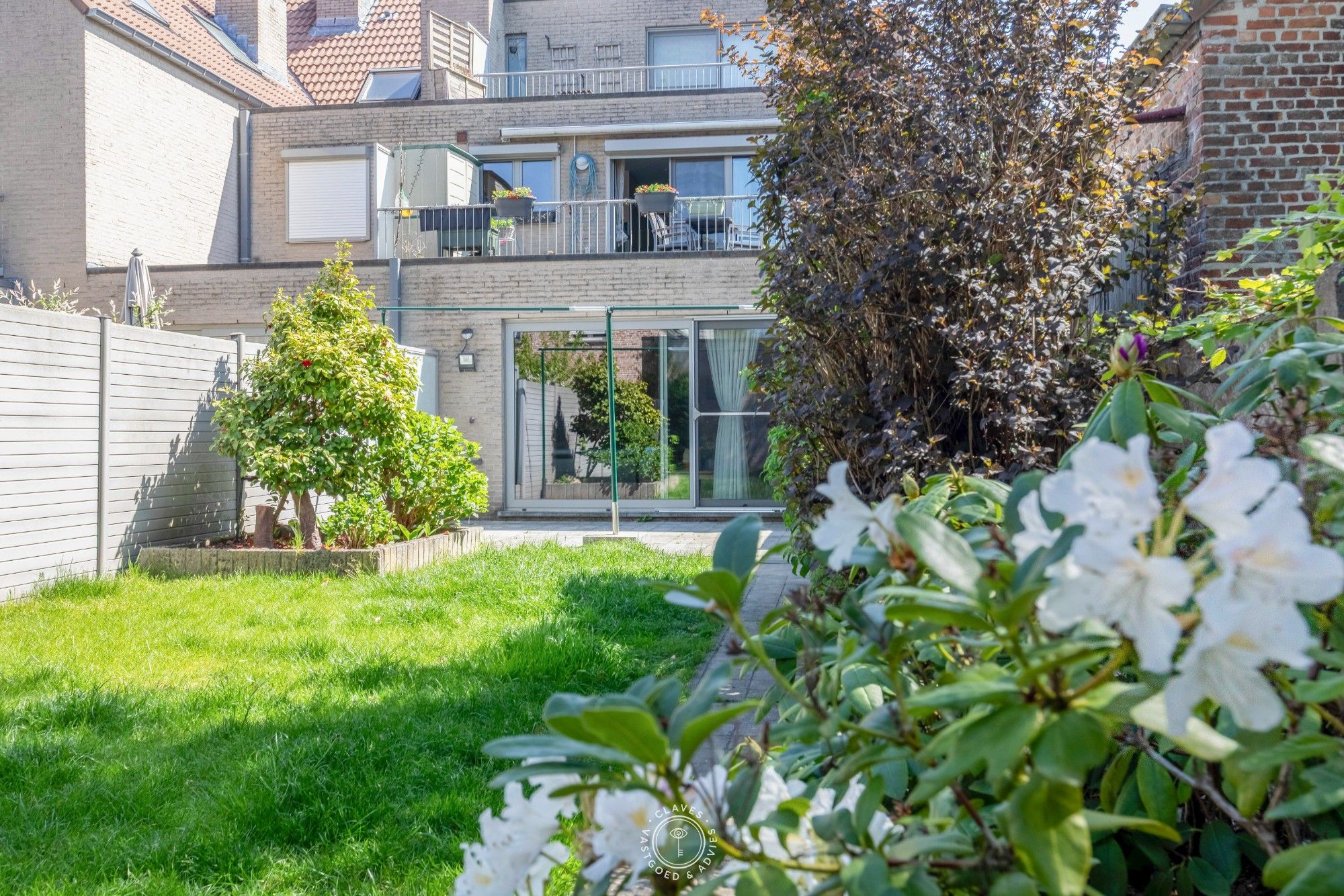 Lichtrijk gelijkvloers appartement met 3 slaapkamers, tuin en garage foto 6