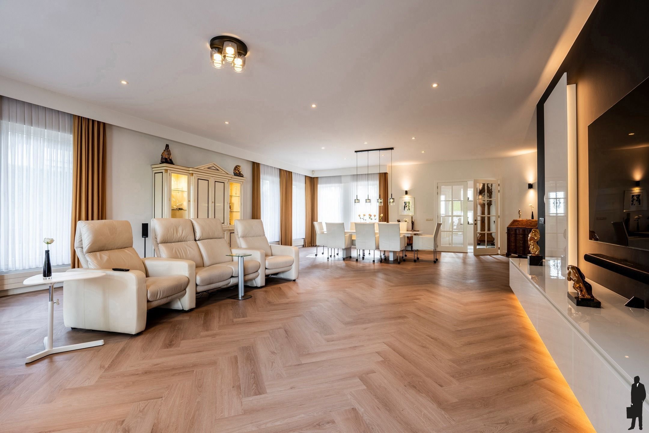 Riante villa (maar liefst 454m² woonopp.) vlakbij Nederland foto 9