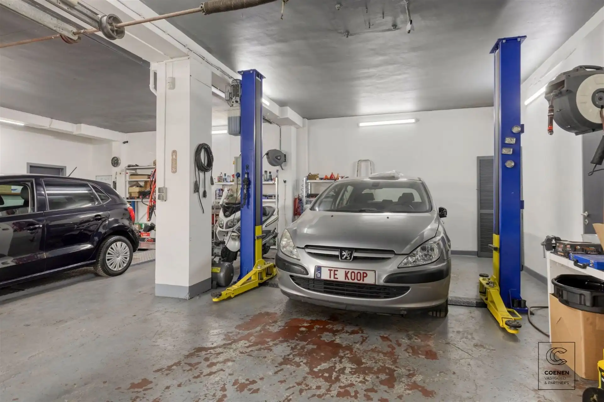 Commercieel pand/garage op uitstekende locatie te Deurne! foto 4