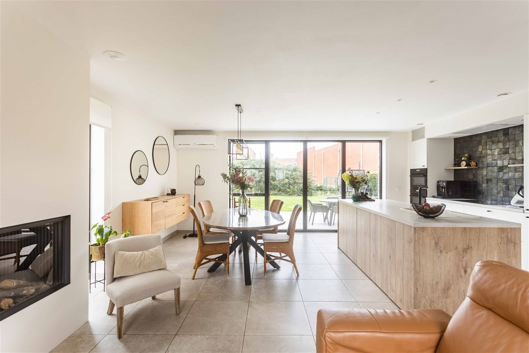 Instapklare BEN-woning in pastoriestijl met Zuidwest georiënteerde tuin te Zomergem. foto 7