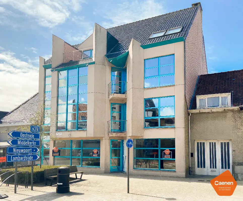 Zeer ruim, lichtrijk handelspand te koop op commerciële locatie! foto {{pictureIndex}}