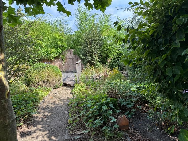 TE HUUR villa in rustige buurt foto 29