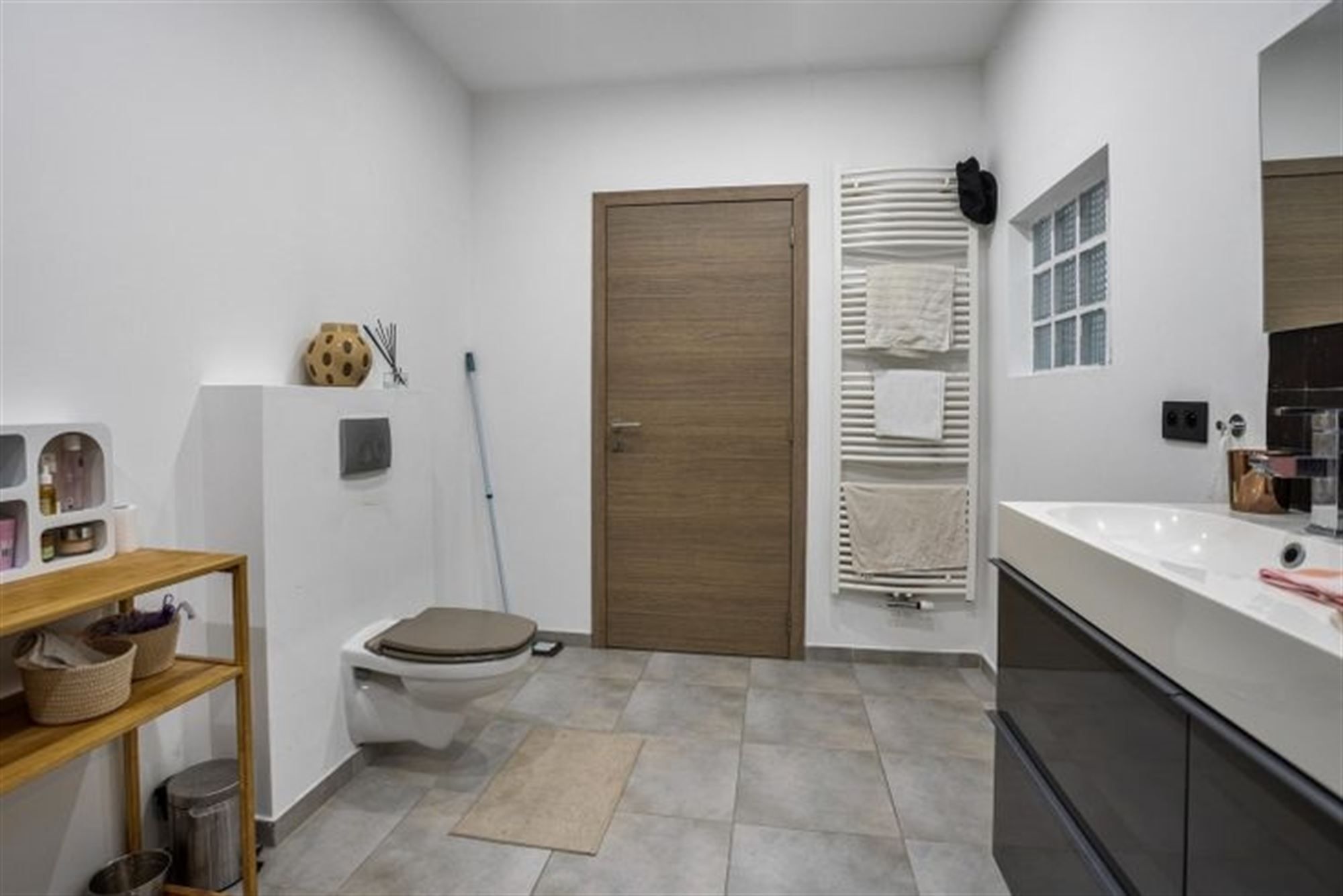 Instapklaar appartement met 2 slaapkamers en groot terras.  foto 12