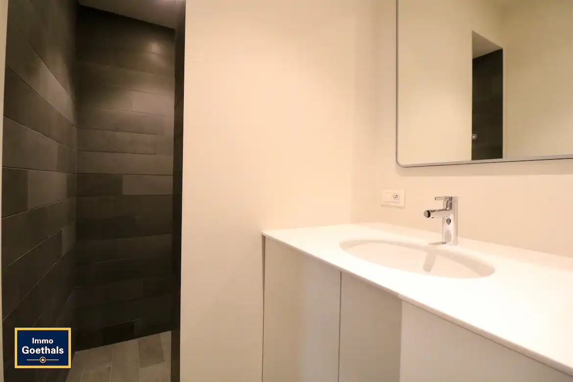 Luxe appartement met zicht op de Leie en de Broeltorens. 2 kamers en terras. foto 18