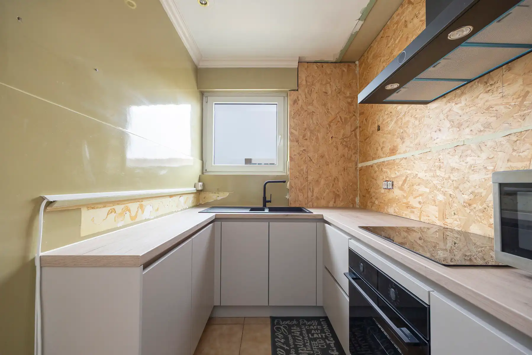 Appartement op de eerste verdieping, inclusief garage, nabij het centrum van Hoevenen! foto 9