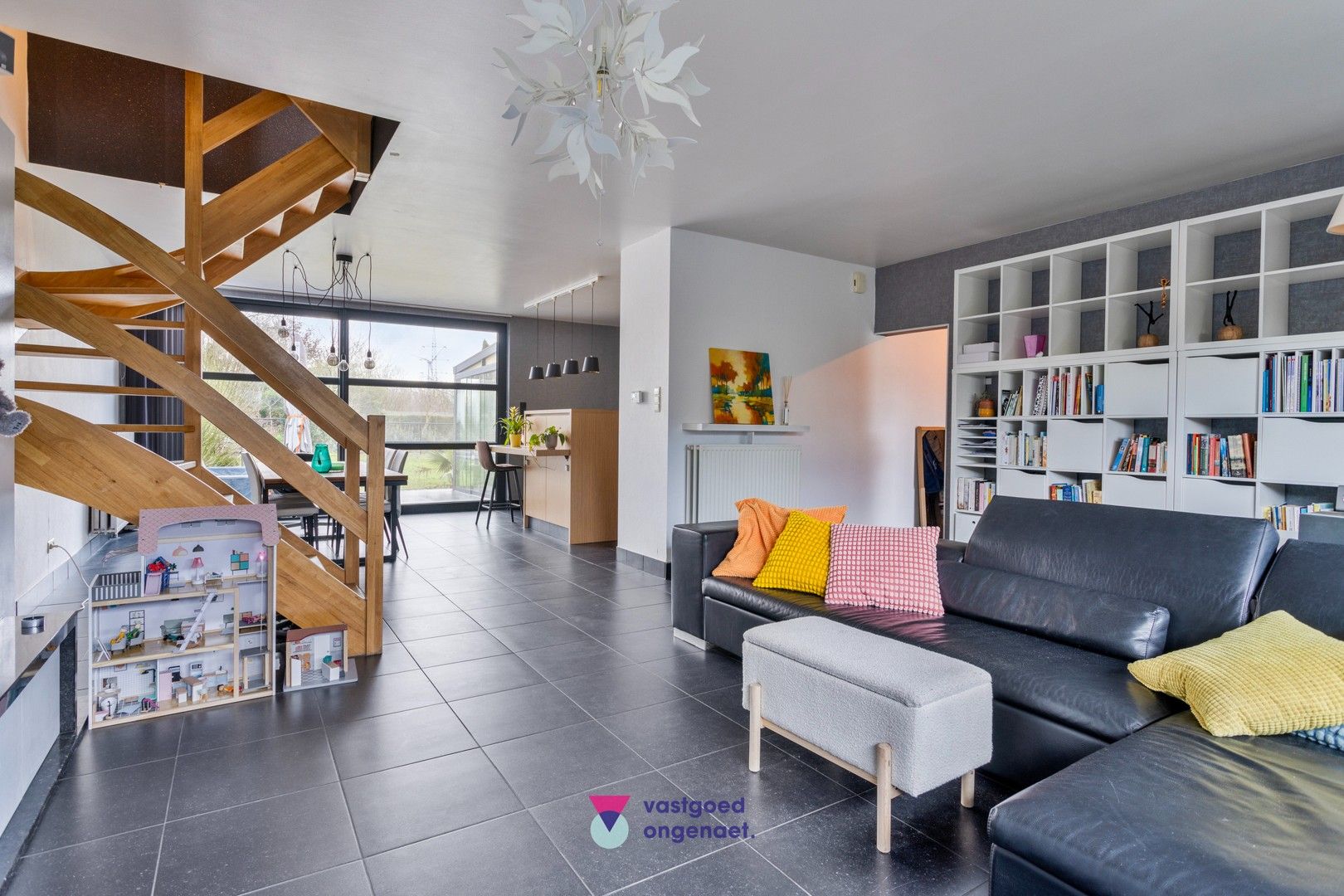 Ruime halfopen bebouwing met zonnige tuin foto {{pictureIndex}}