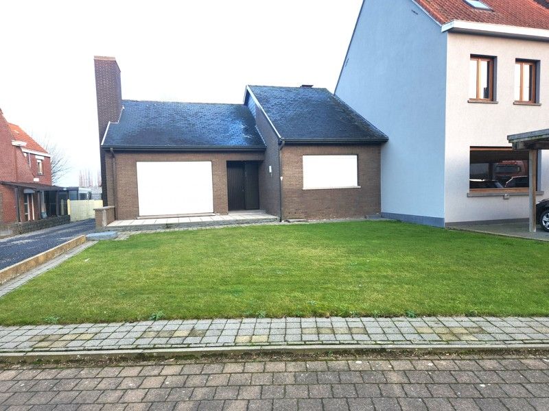 Ruime woning met 2 slaapkamers, tuin en garage TE HUUR in WIELSBEKE. foto {{pictureIndex}}