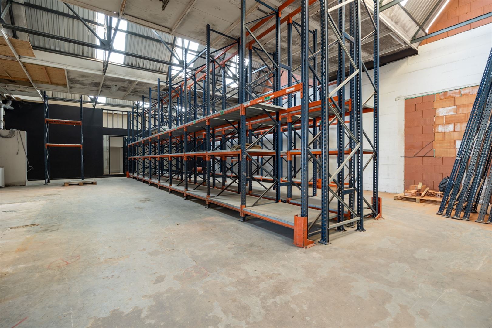 Kantoorgebouw met magazijnen op toplocatie foto 11
