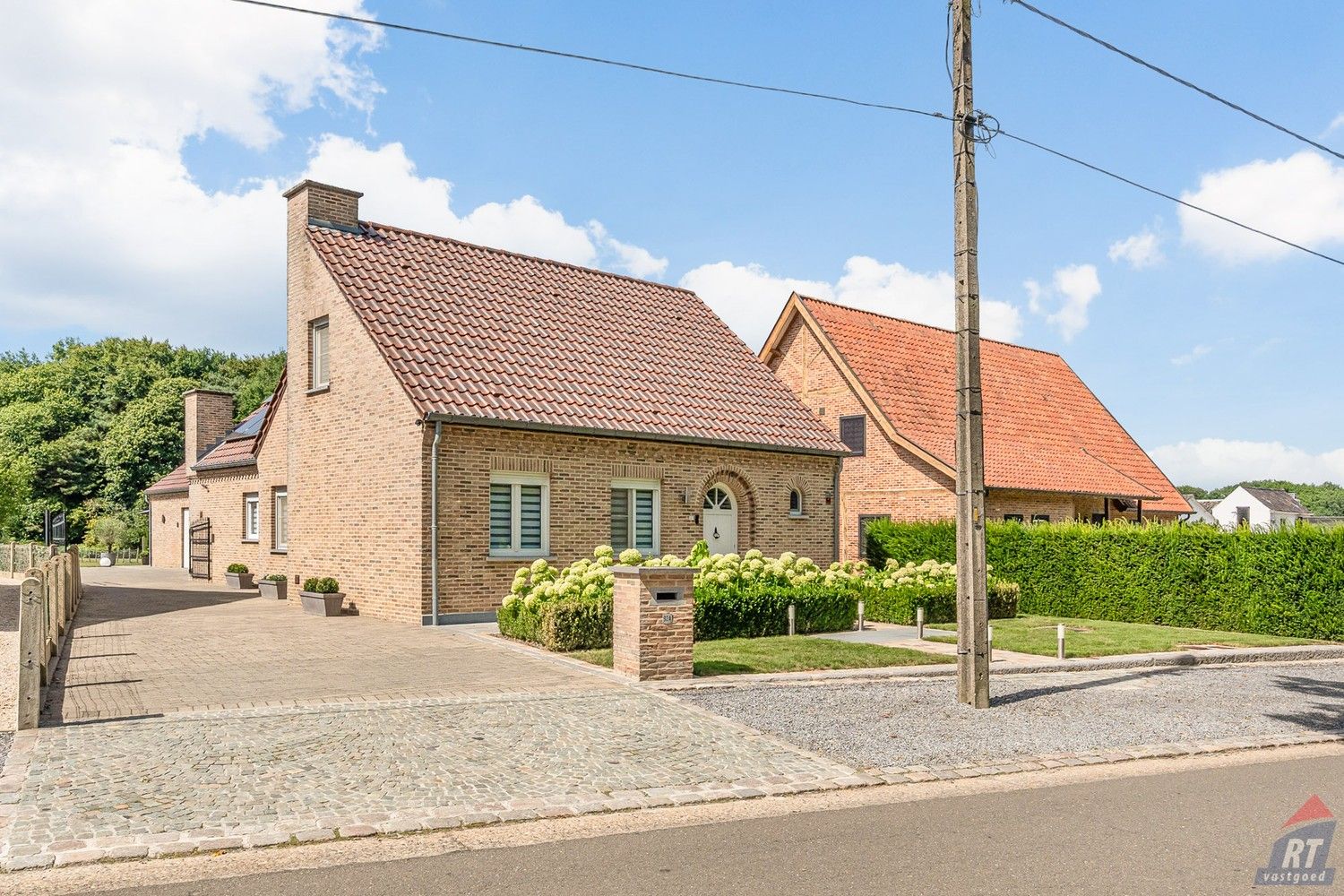 Ruime instapklare woning met grote tuin, zonnepanelen en prachtig uitzicht in Sint-Truiden foto {{pictureIndex}}