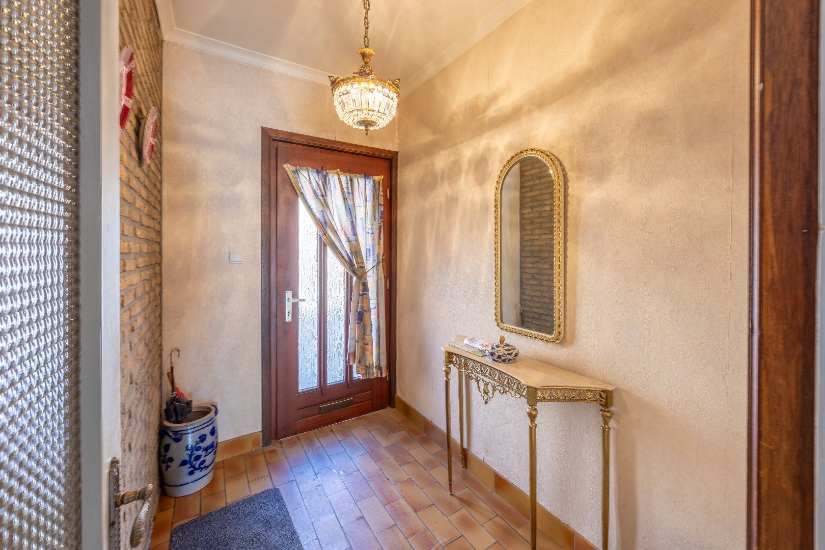 Ruime woning met potentieel en uitstekende ligging! foto 2