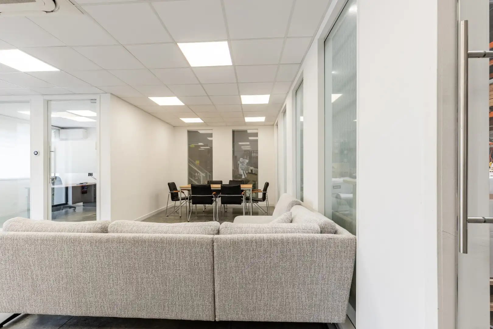 MODERNE KMO-UNIT VAN 512 m² MET KANTOOR – TOPLIGGING TE WILRIJK foto 2