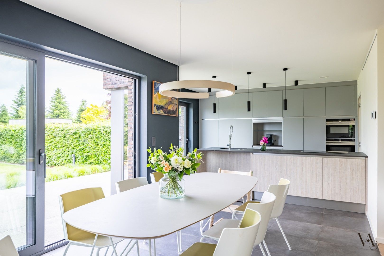 Moderne en recente gezinswoning in doodlopende straat foto 2