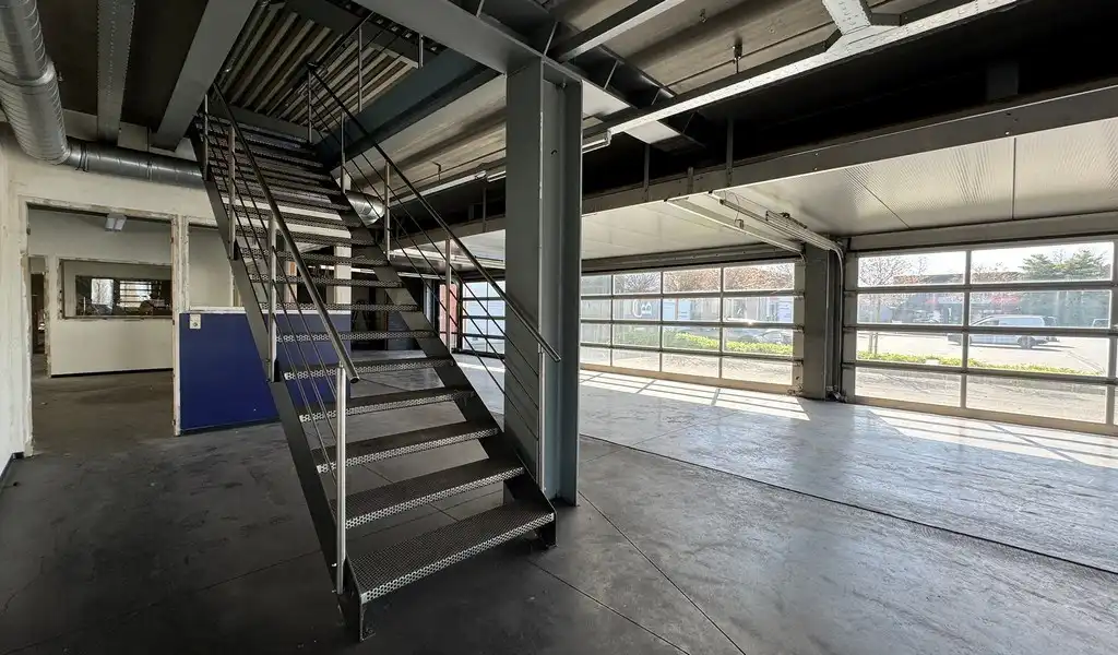 Commercieel gelegen magazijn met showroom te huur in Wetteren foto 6