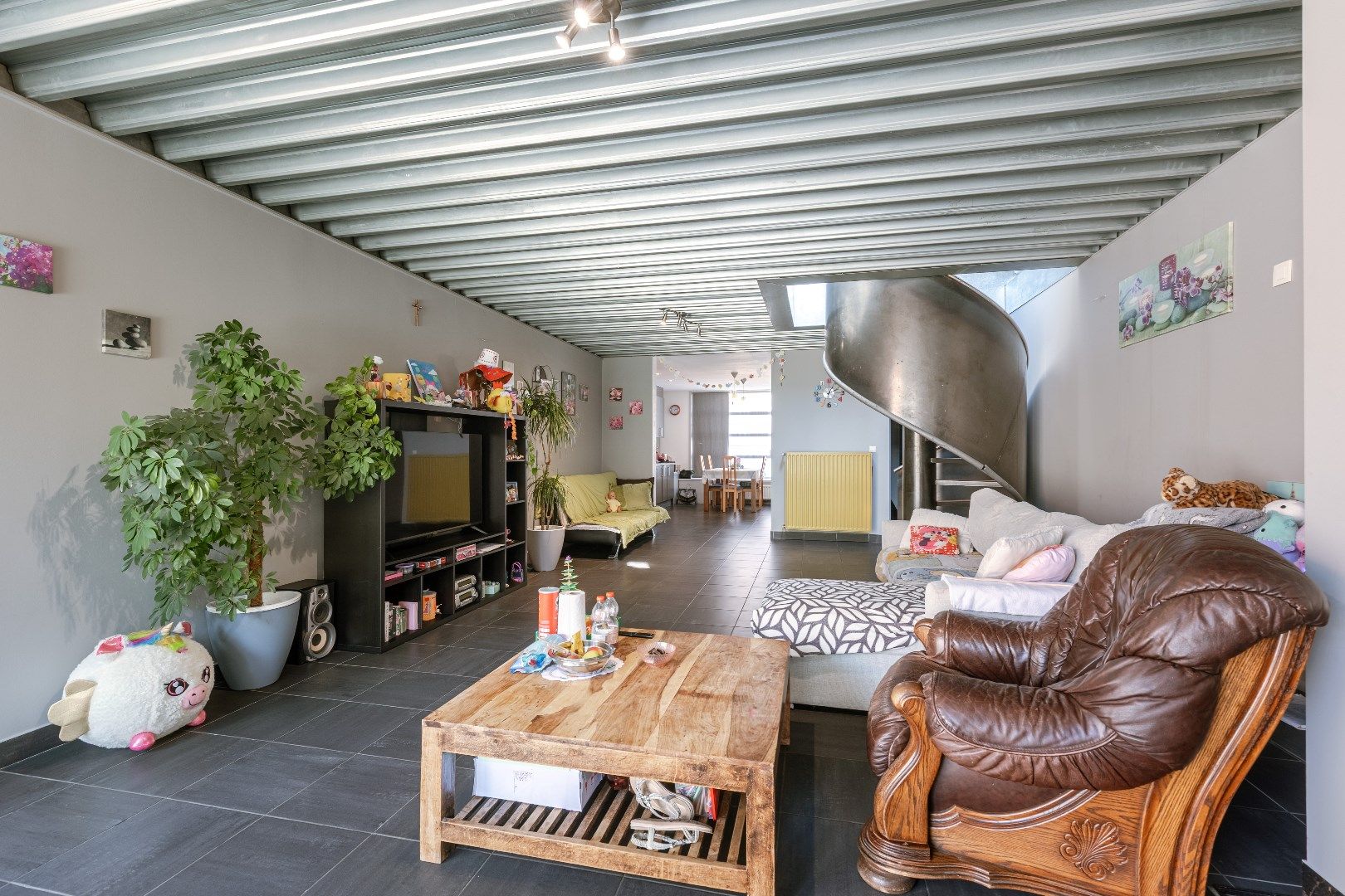 Moderne 3-slpk woning nabij centrum foto {{pictureIndex}}