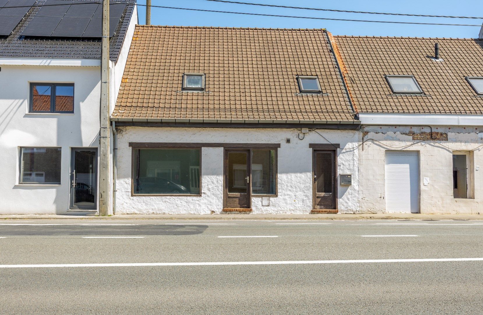 Hoofdfoto van de publicatie: Te renoveren woning met uitweg en garage 