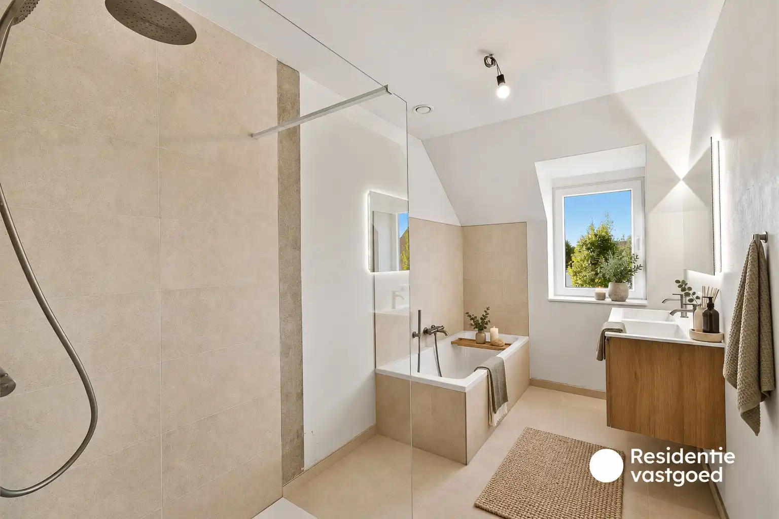 Gezinswoning met drie slaapkamers op goeie locatie foto 20