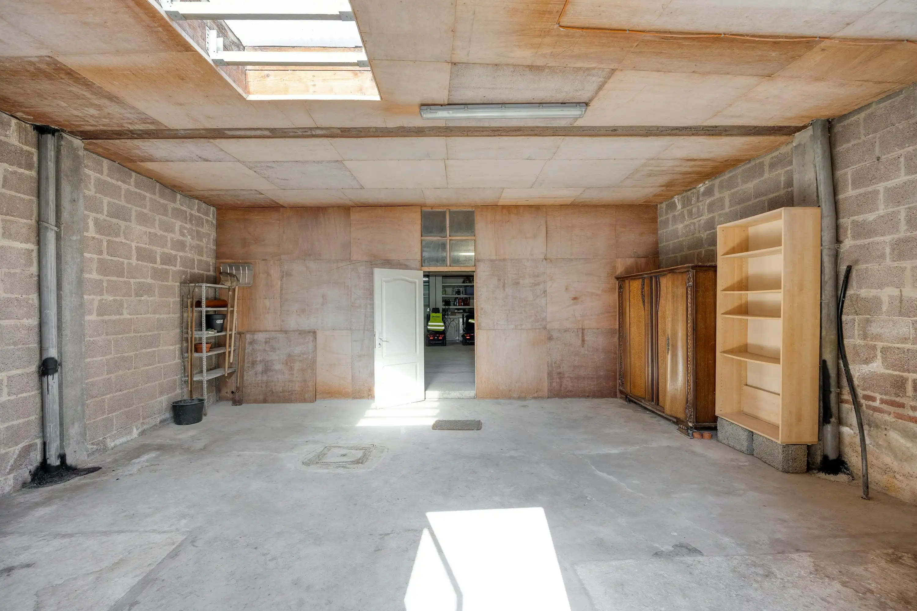 Goed onderhouden huis met riante garage in centrum Maaseik te koop foto 21