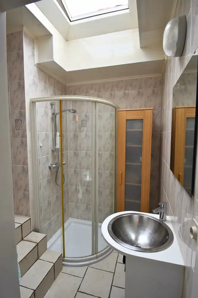 Studio met aparte slaapkamer in het centrum van Sint-Pieters-Leeuw foto 4