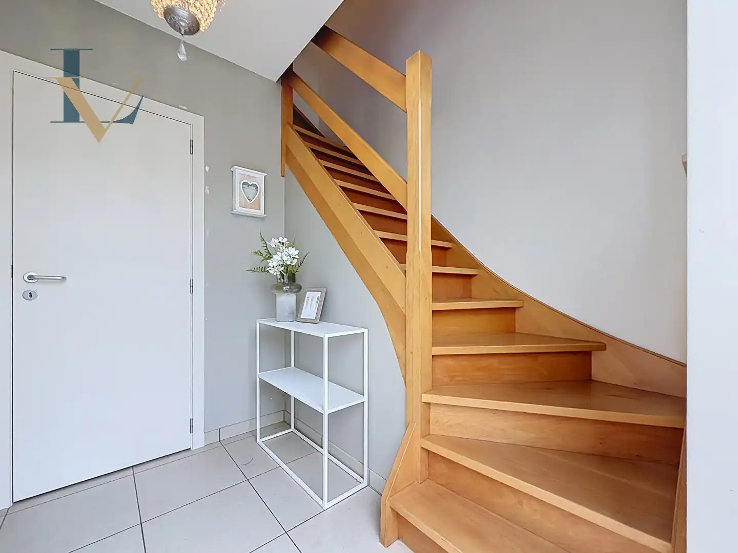 Instapklare halfopen bebouwing met 3 slaapkamers, afgewerkte zolder, zwembad en EPC A foto 2