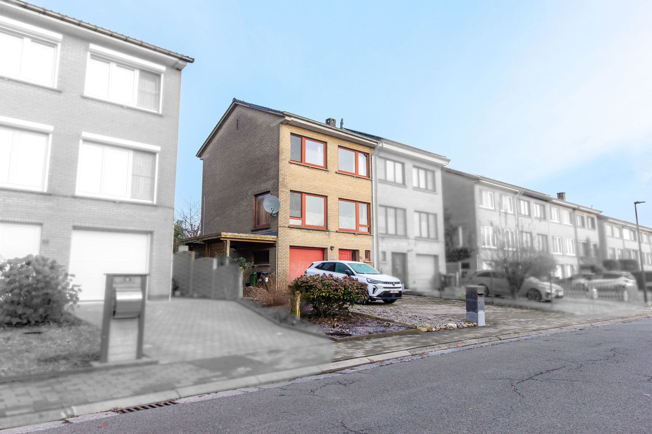 Charmante gezinswoning met potentieel, grote oprit en tuin foto 2