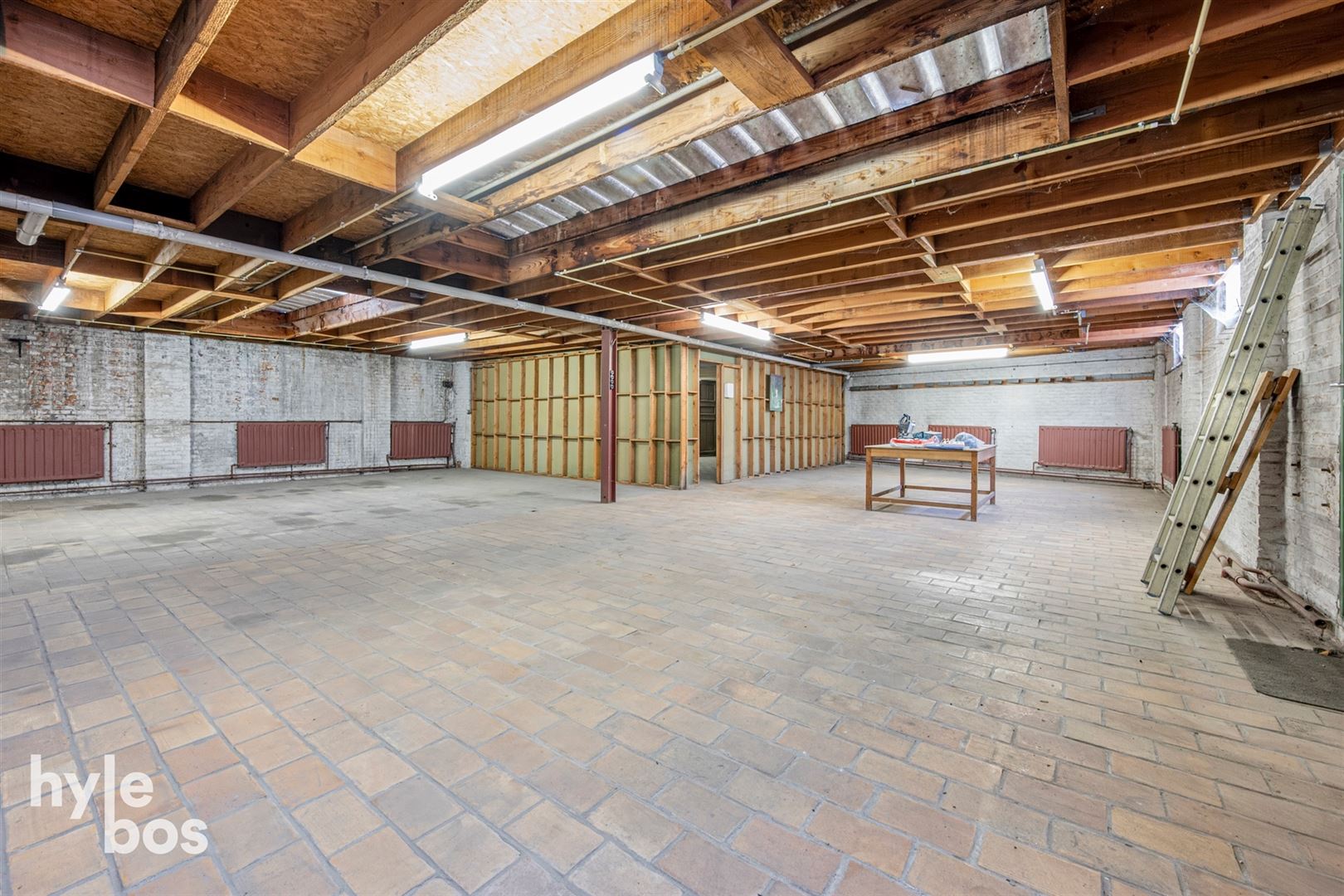 Ruim bovenhuis met groot magazijn in het centrum van de stad foto 11