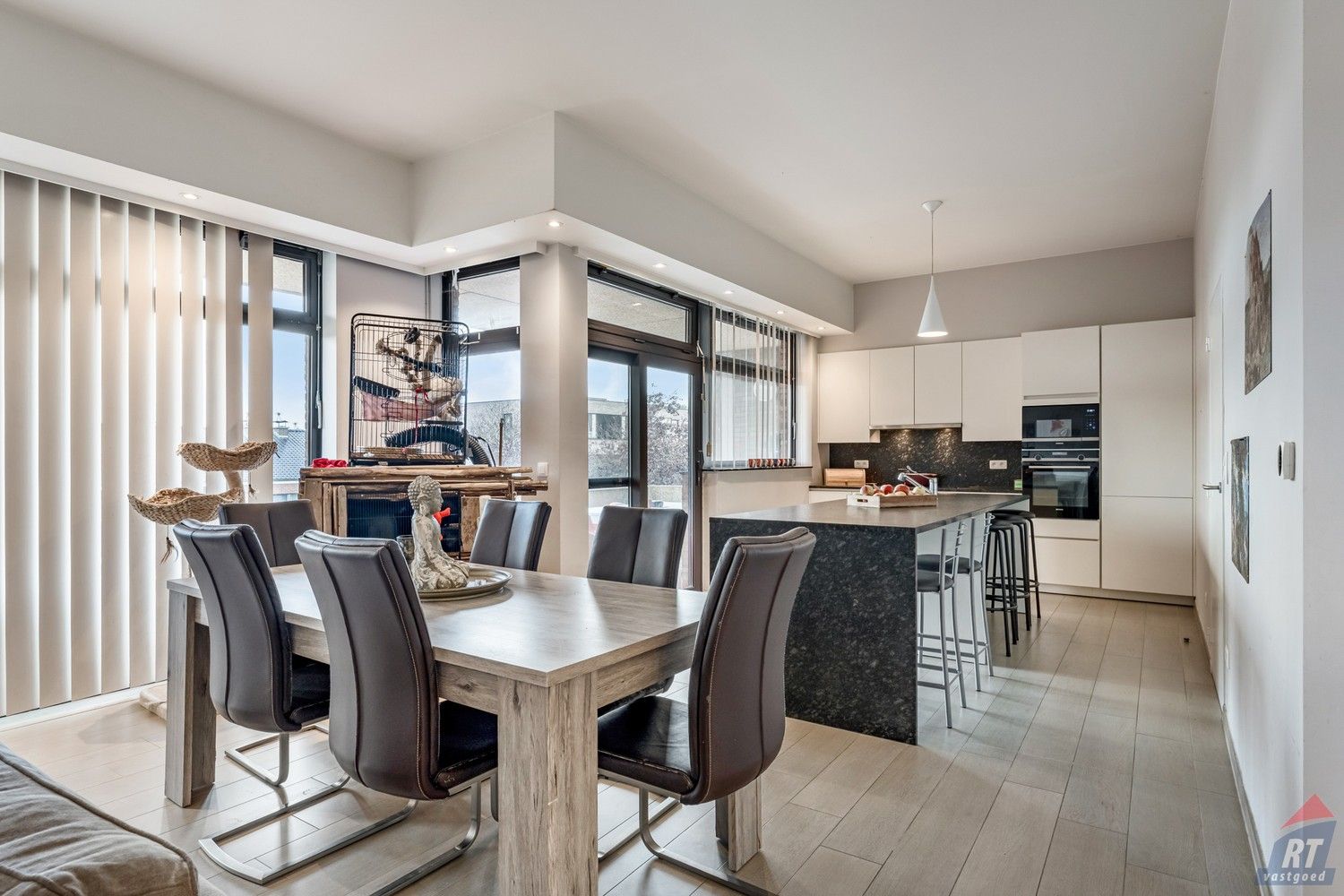 Opbrengsteigendom bestaande uit 2 handelsruimtes en een ruim appartement foto 5