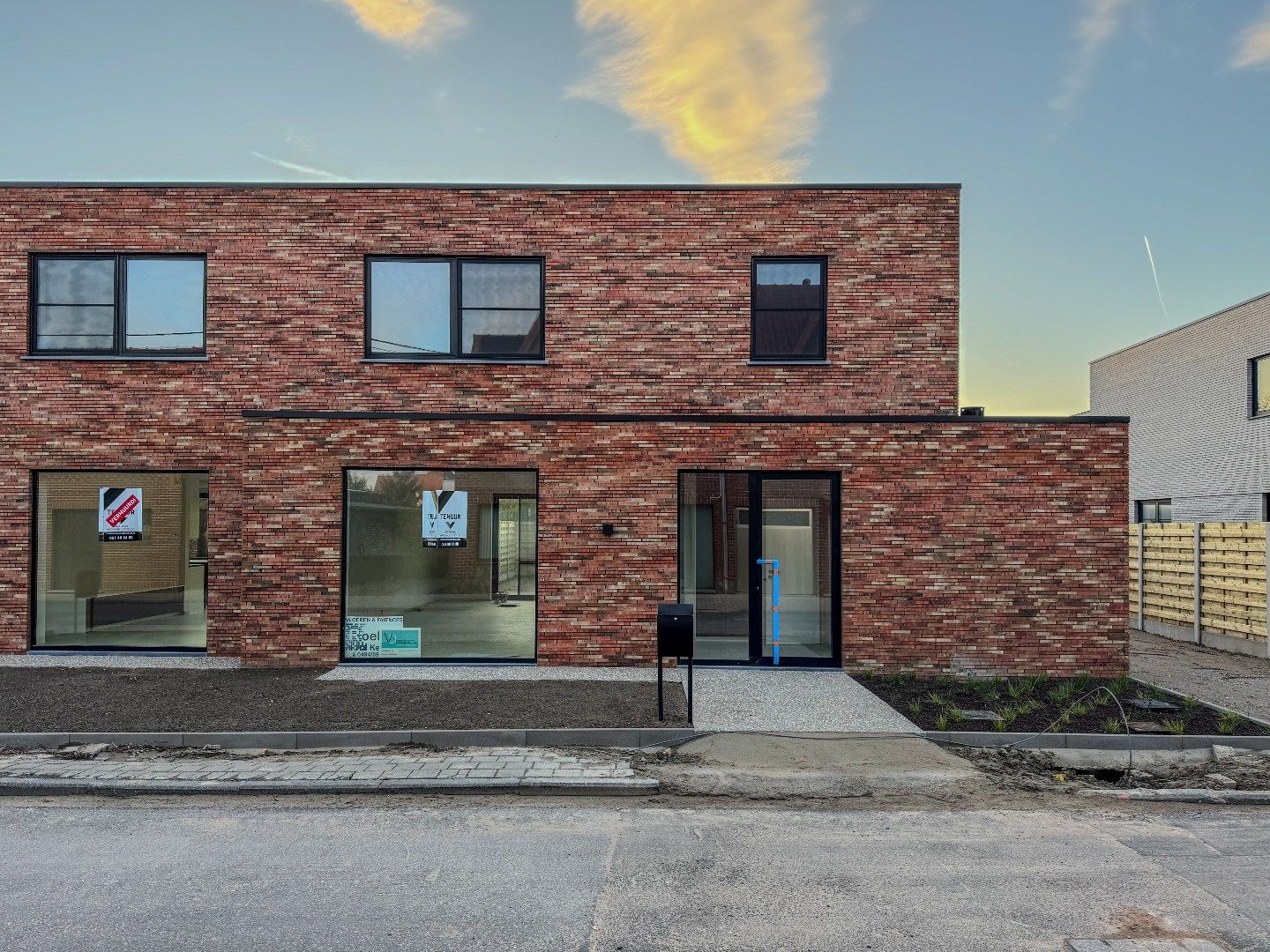 Energiezuinige nieuwbouwwoning met 3 slaapkamers, ruime garage en tuin. foto {{pictureIndex}}