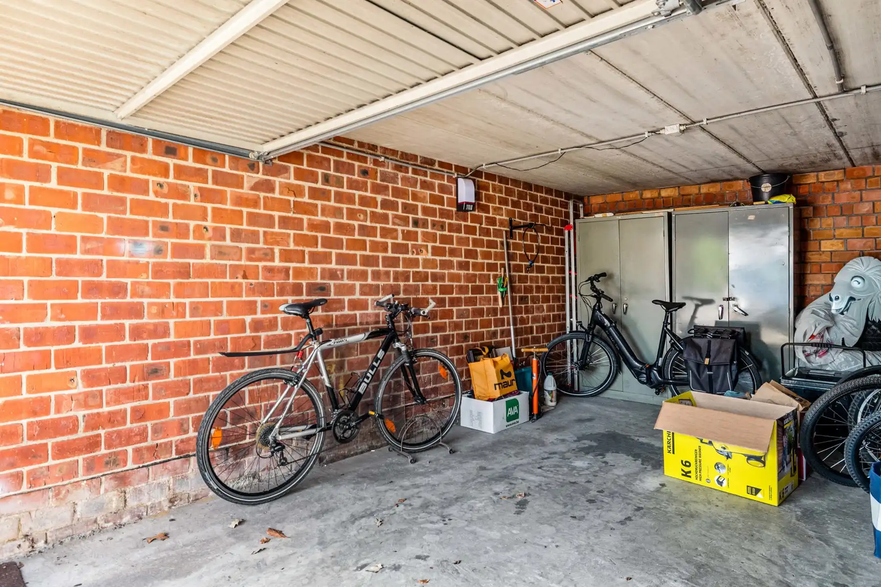 Lichtrijk appartement met garagebox en voorliggende oprit foto 23