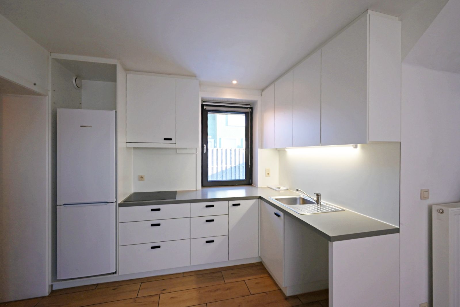 Gerenoveerde woning met centrale ligging in Emelgem! foto 8