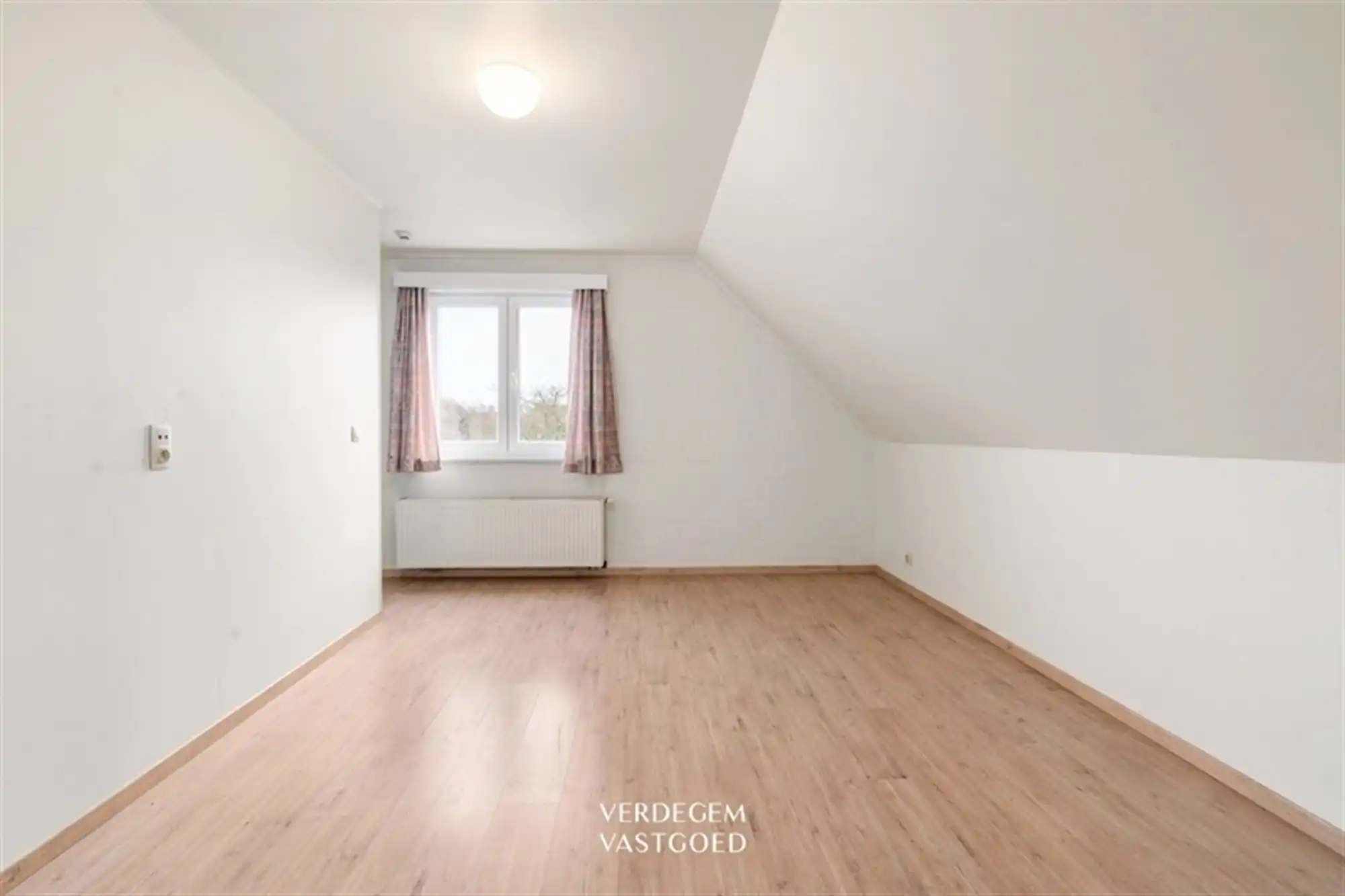 Rustig gelegen, vrijstaande woning met 6 slaapkamers op mooi perceel foto 12