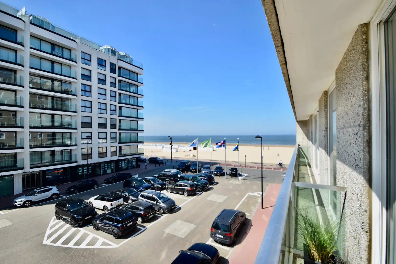 Gerenoveerd appartement genietend van lateraal zeezicht gelegen hartje Het Zoute foto 5