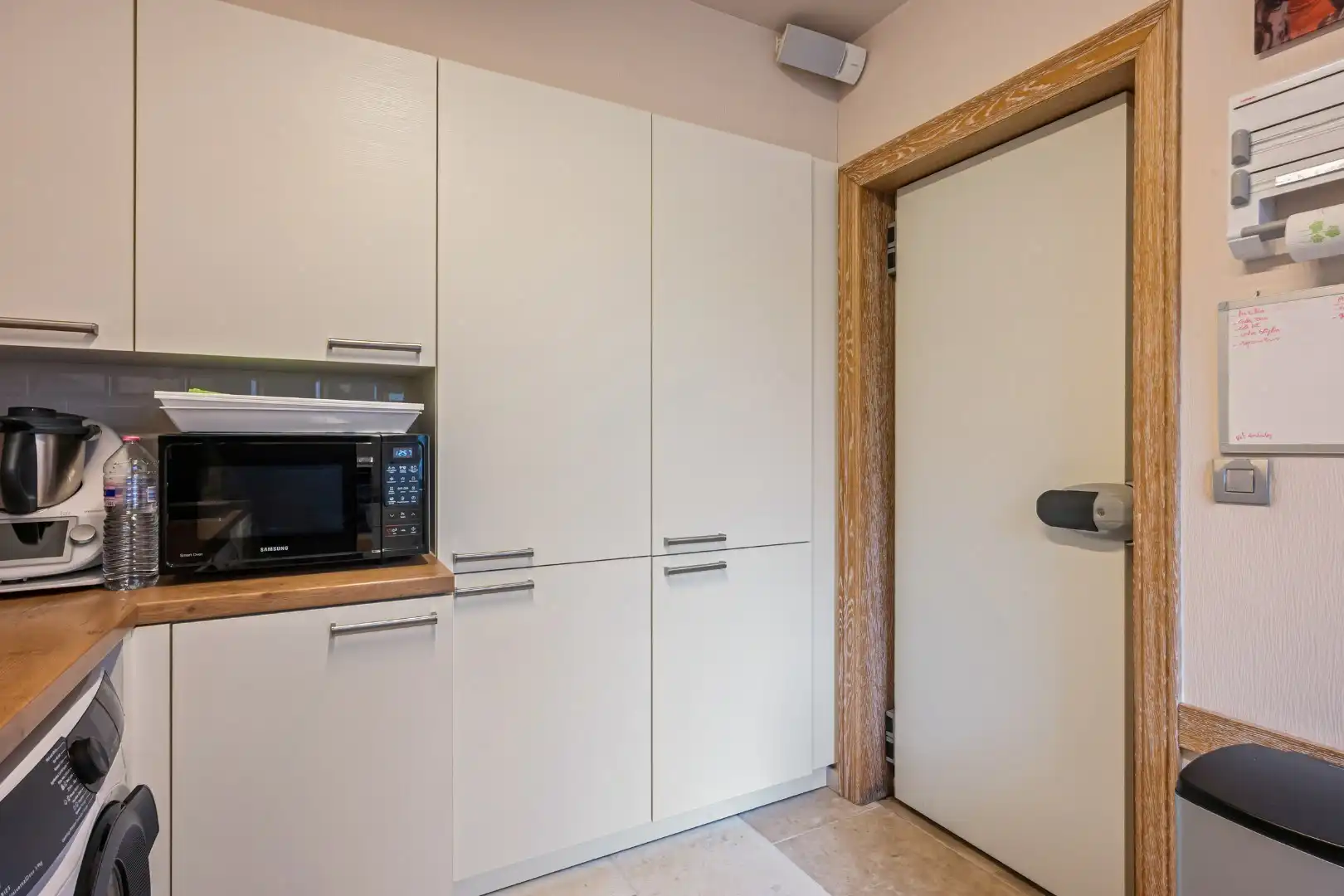 Recente halfopen woning met 3 slaapkamers, lift, garage en tuin op topligging in Ieper foto 11
