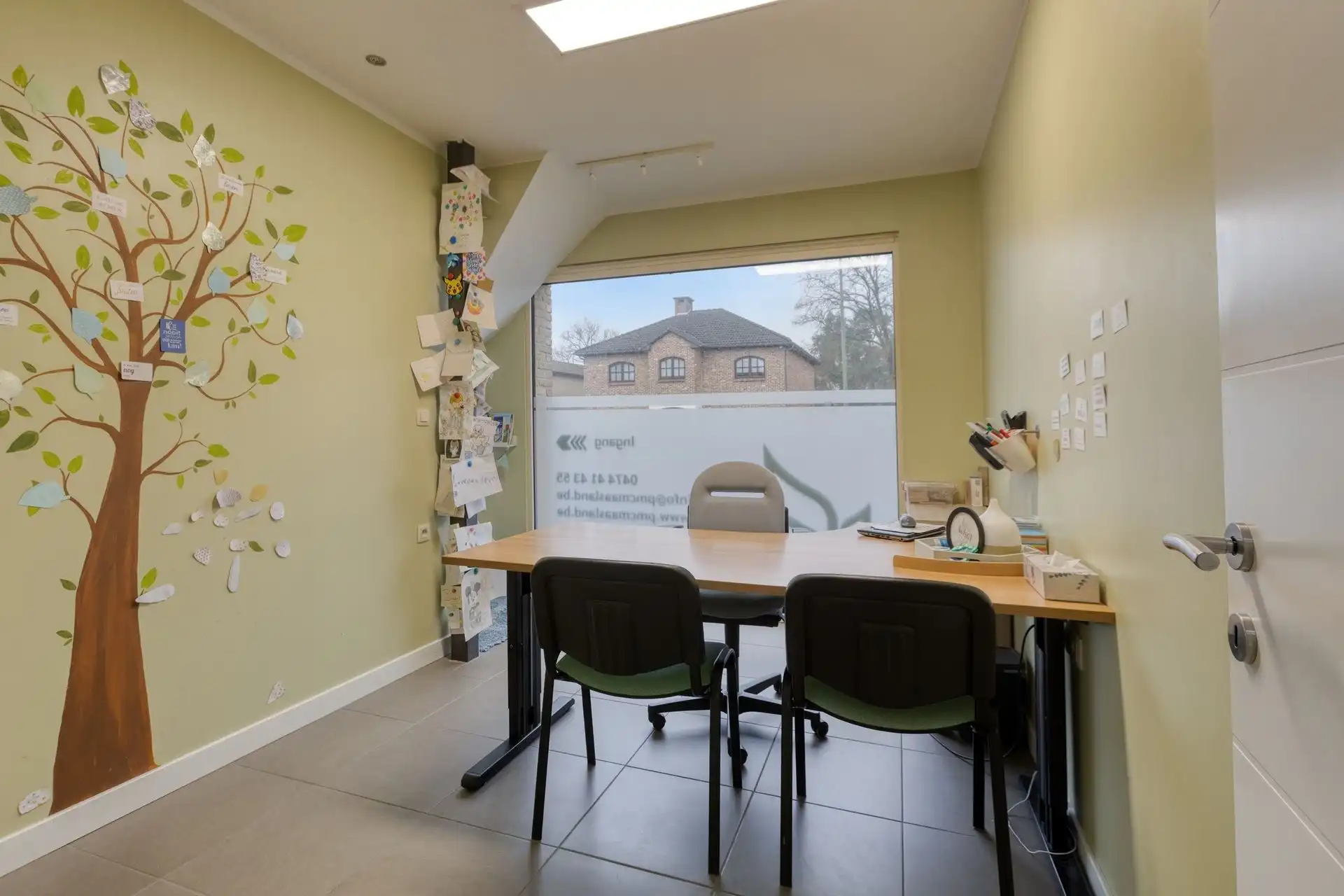 Ruime woning met maar liefst 4 slaapkamers én praktijkruimte in Maasmechelen! foto 25