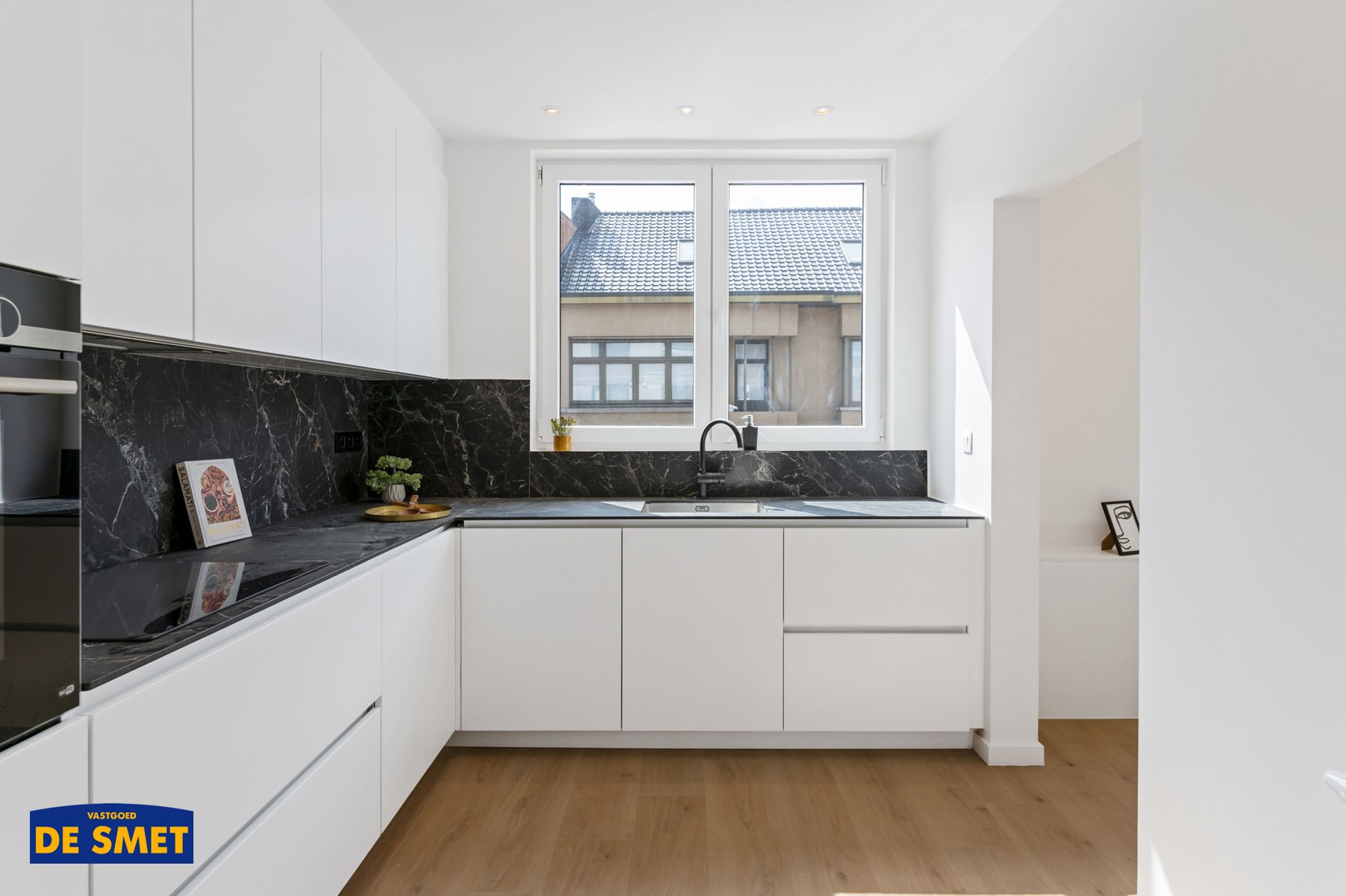 Volledig vernieuwd appartement met terras pal in het centrum foto 7