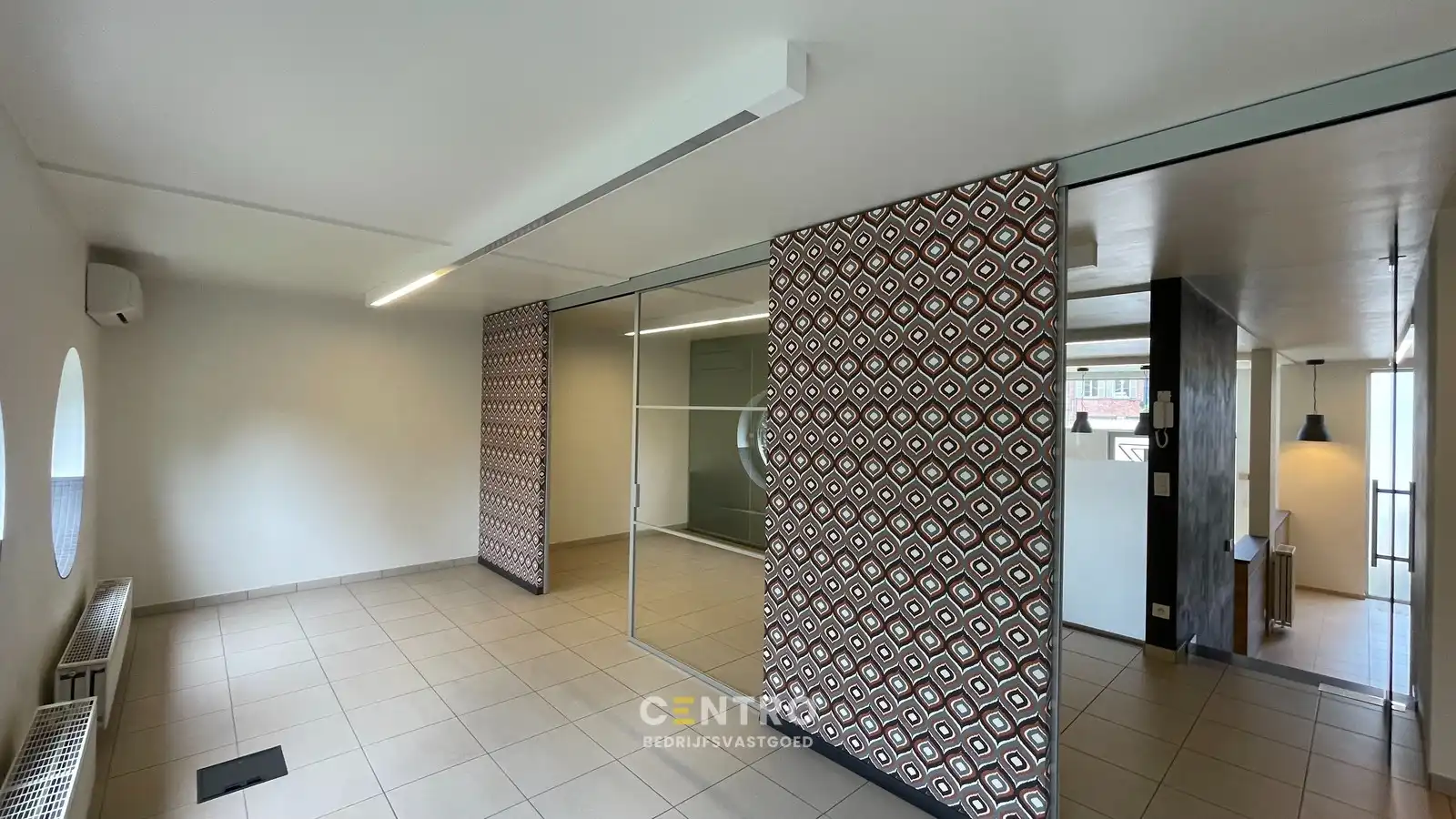 Instapklare & goed geïsoleerde KANTOORRUIMTE met ruime KELDER te huur, langs een strategische invalsweg van Brugge centrum. foto 8