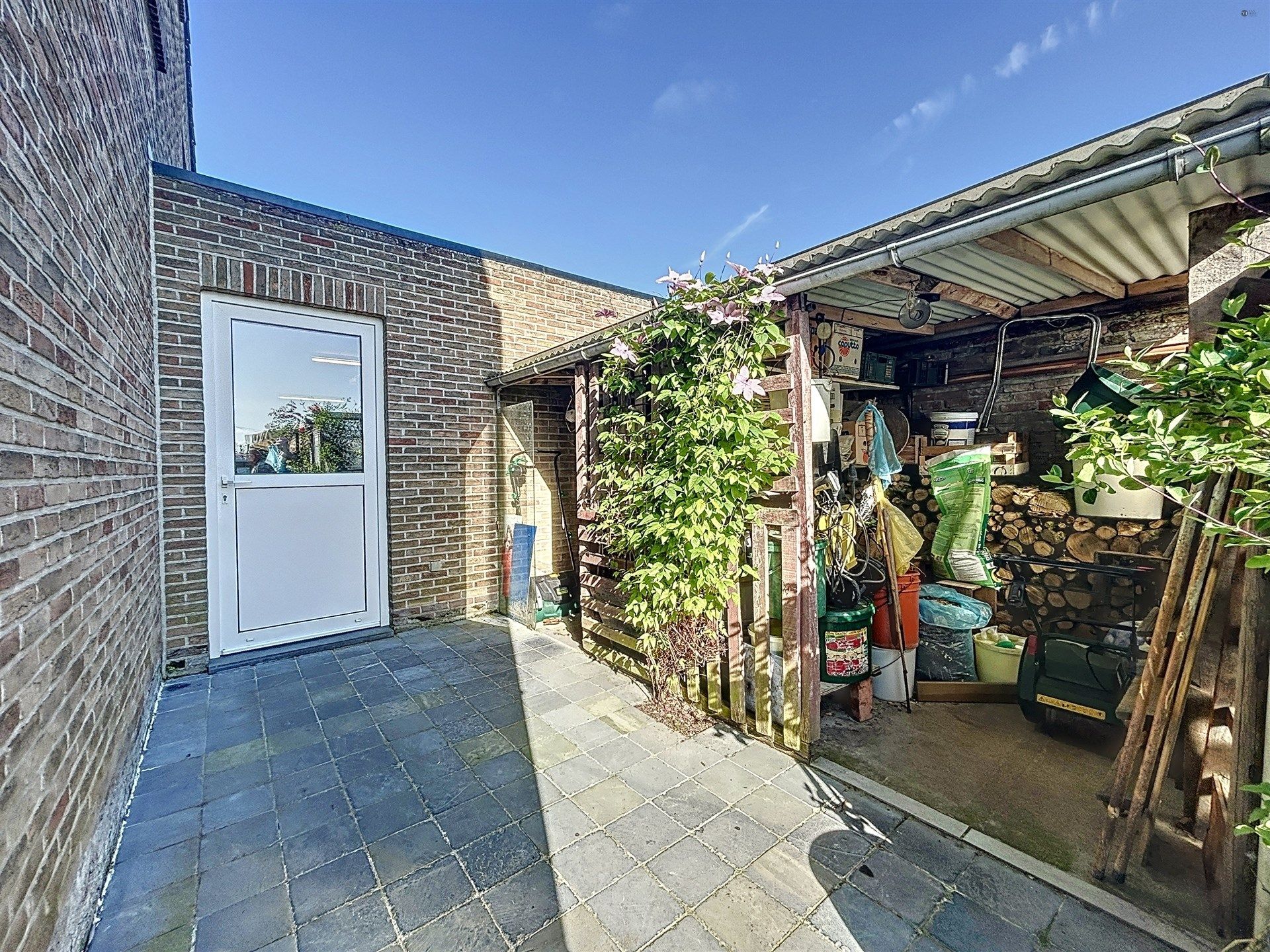 open bebouwing met 3 slaapkamers en garage op perceel van 886 m². foto 18