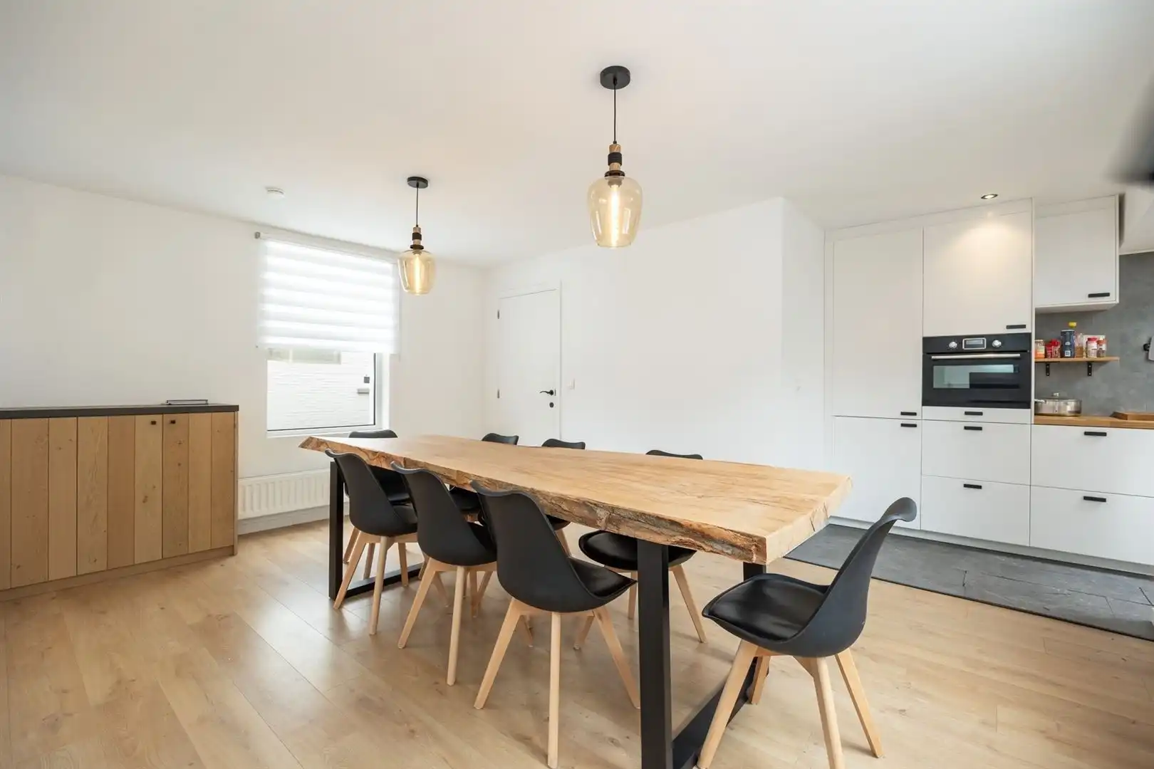 Fijne , recent gerenoveerde starterswoning met  2 slpk foto 2