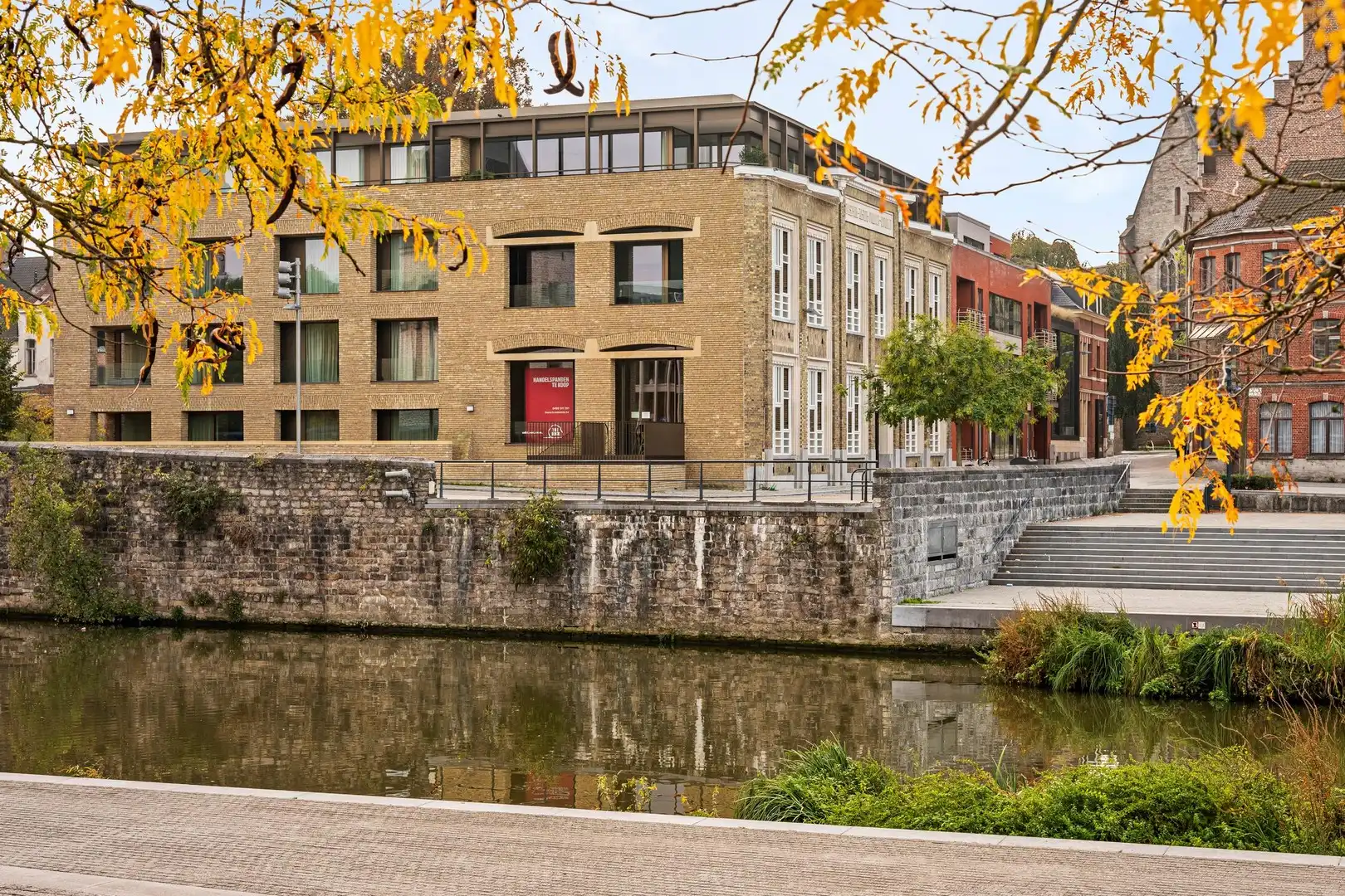 Unieke casco handelsruimte van 275m² met terras op een topligging aan de Broeltorens in Kortrijk foto {{pictureIndex}}