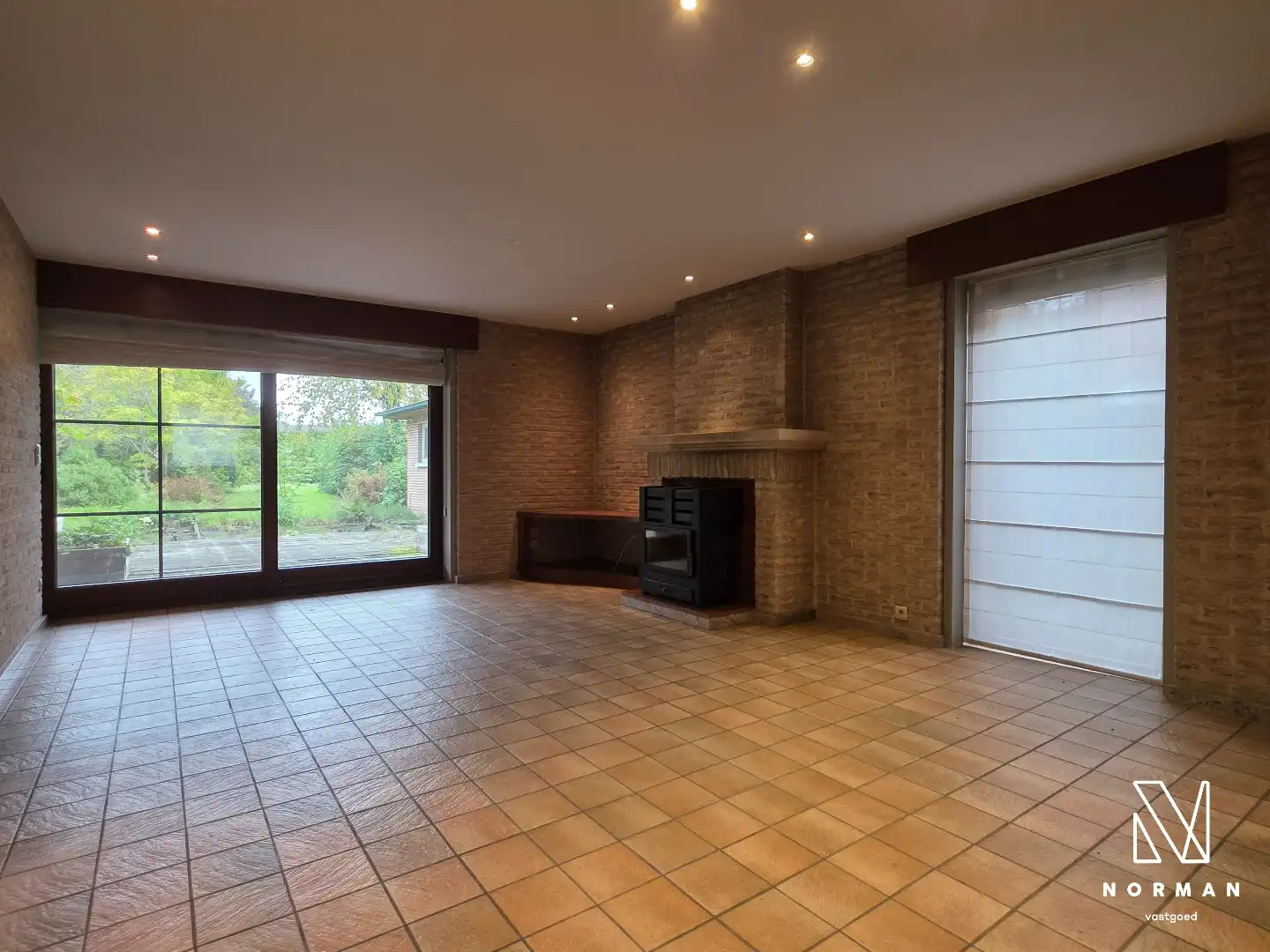 Ruime woning met inpandige garage en 3 slks op een prachtig perceel van 1218 m². foto 3