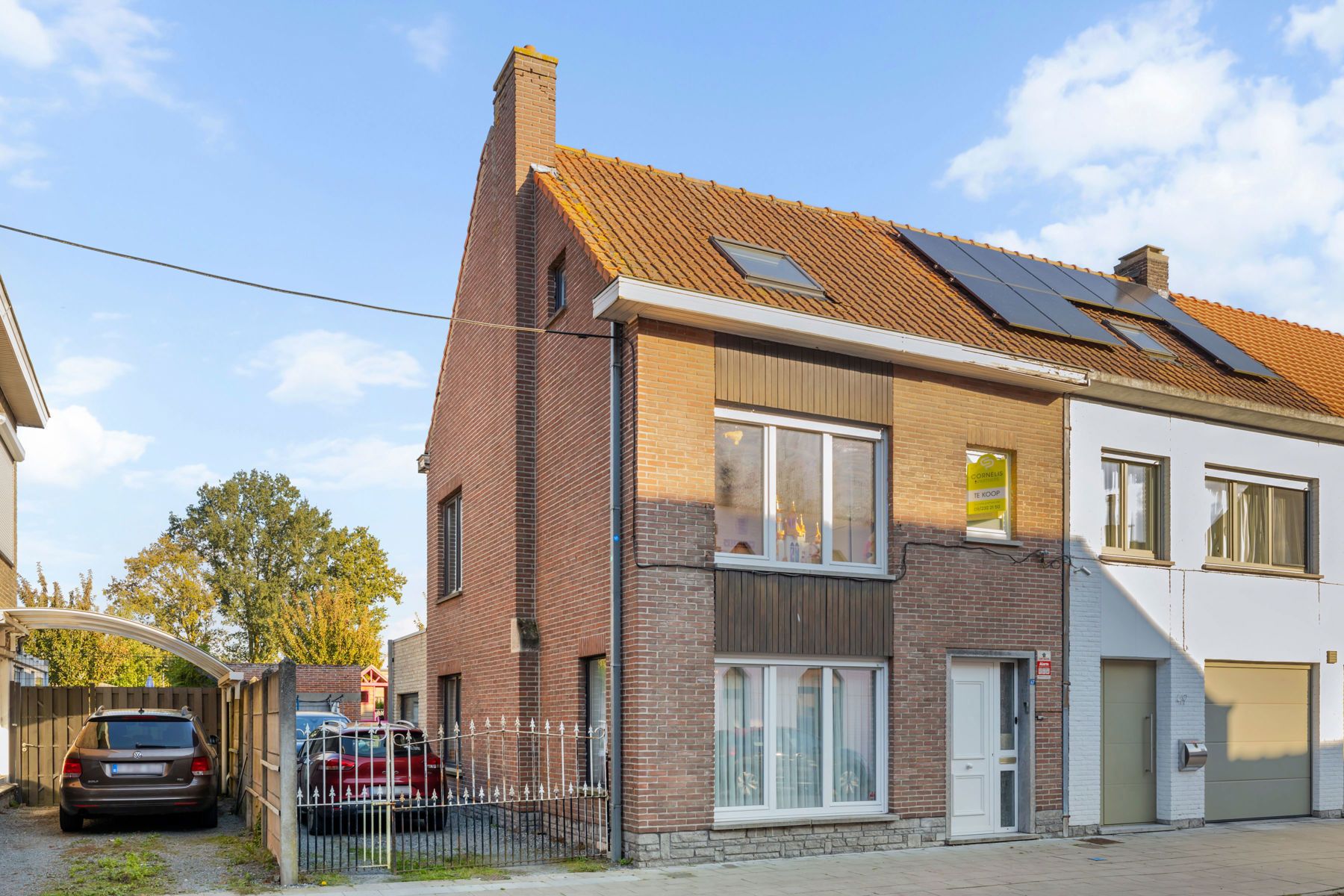 Prachtige half open bebouwing met 4 slaapkamers en oprit foto 1